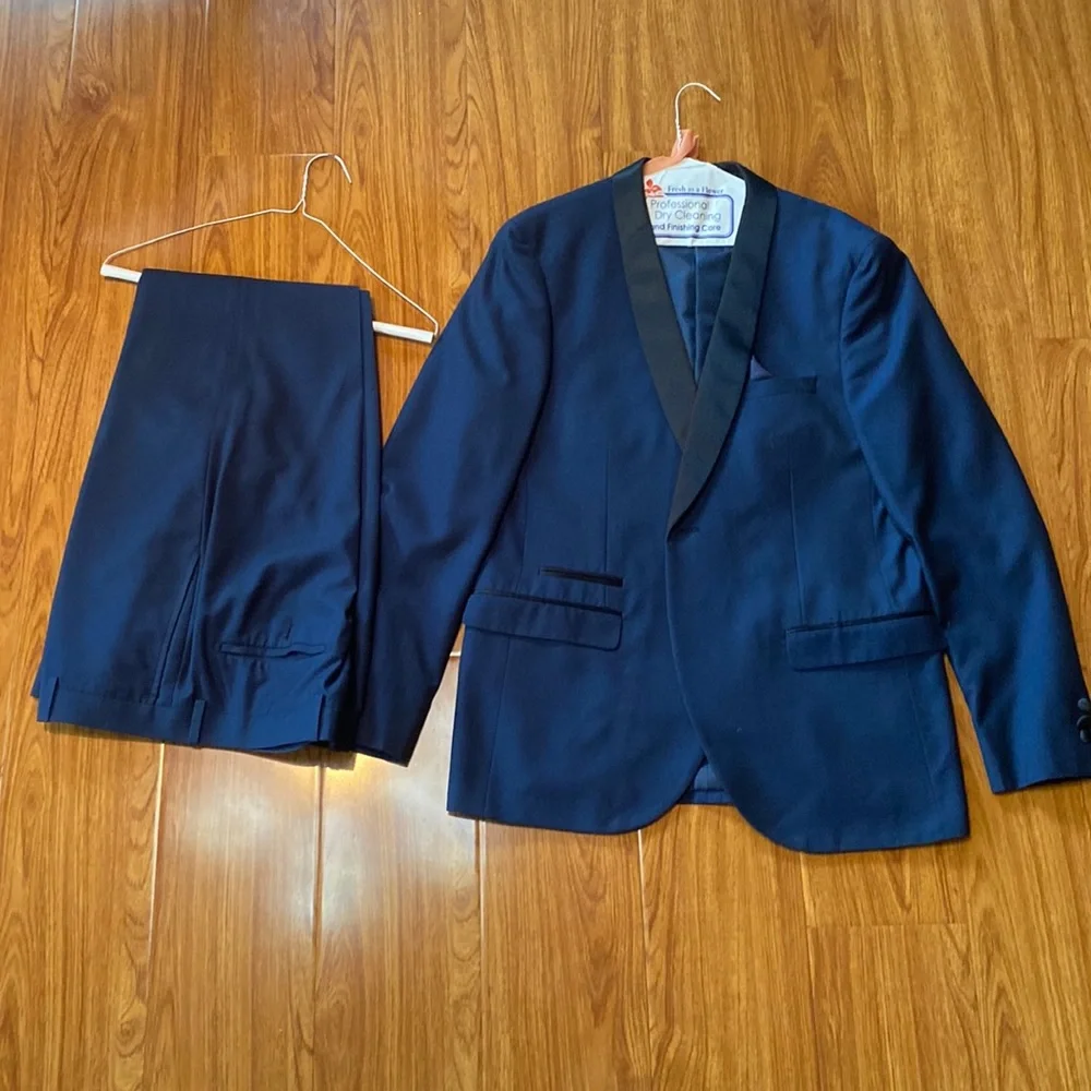 Suit - Picture 1 of 4